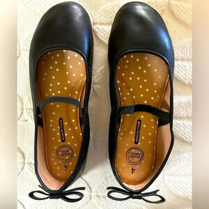 EUC Wonder Nation size 4 black Mary Jane flats size 4 youth. Round toe. Strap